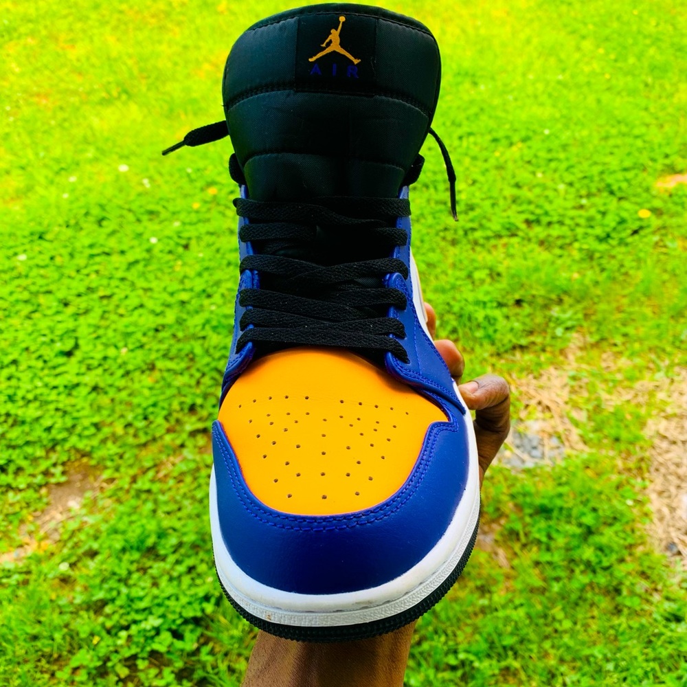 Air jordan one mid lakers 12
